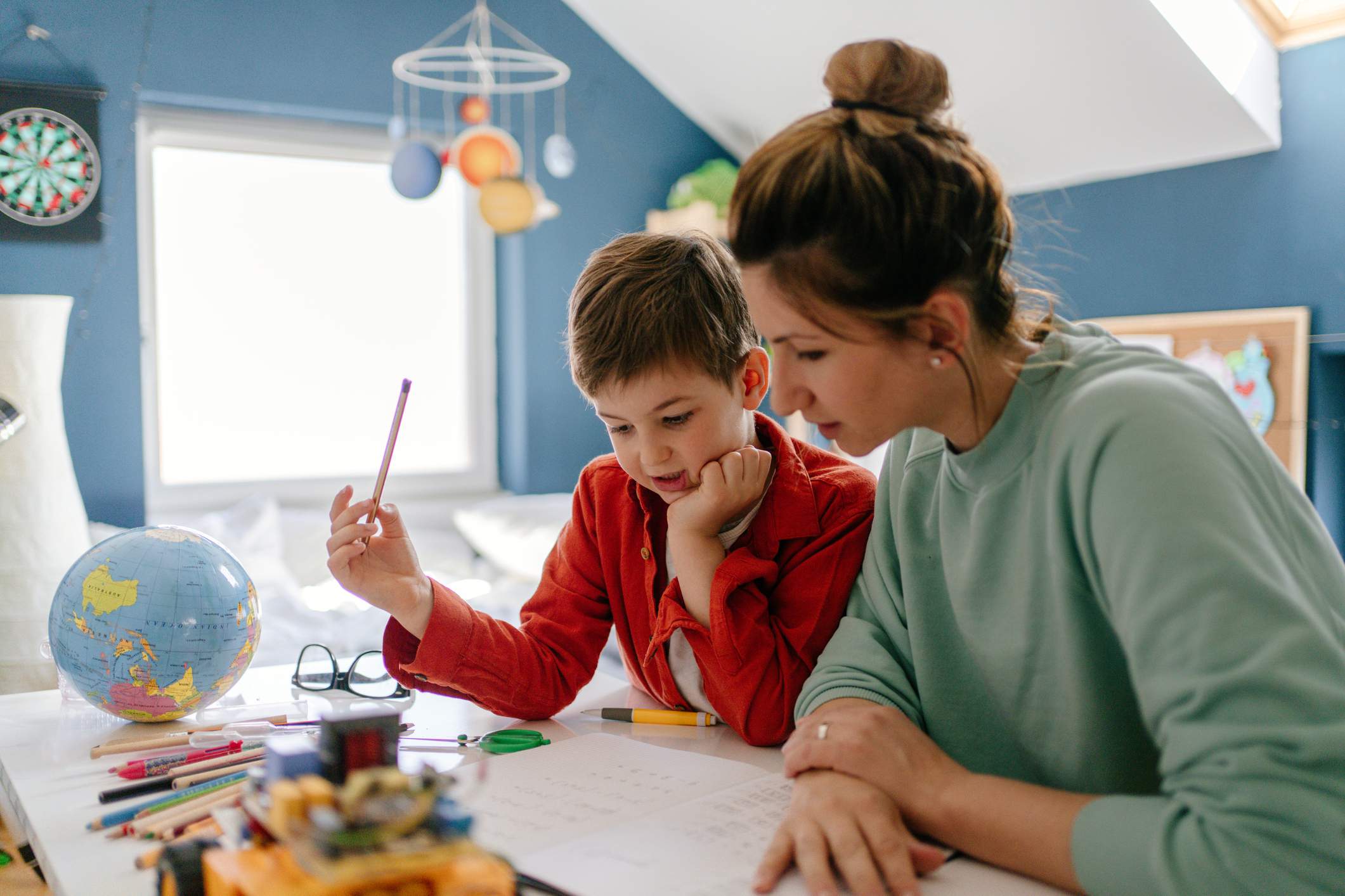 mãe praticando homeschooling com seu filho em portugal