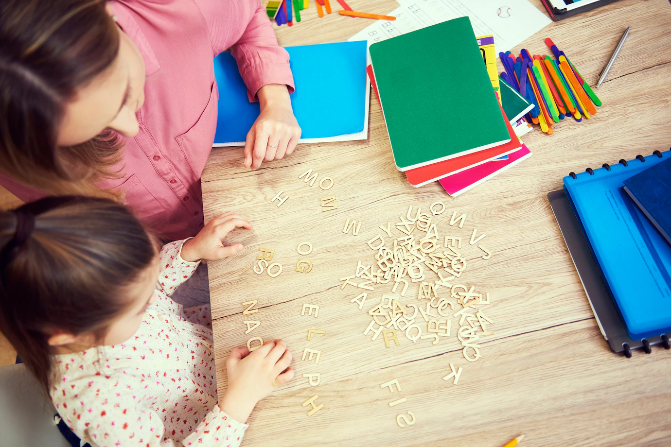 Mãe e filha praticando homeschooling que é permitido em Portugal