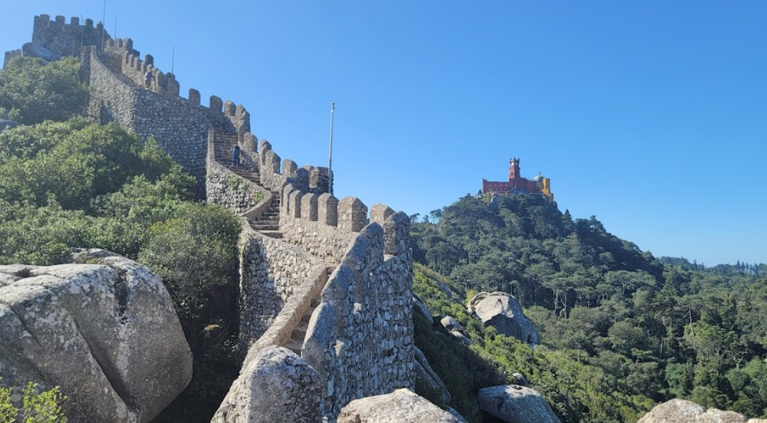 O castelo dos mouros é uma opção de lazer para quem deseja morar em Sintra.