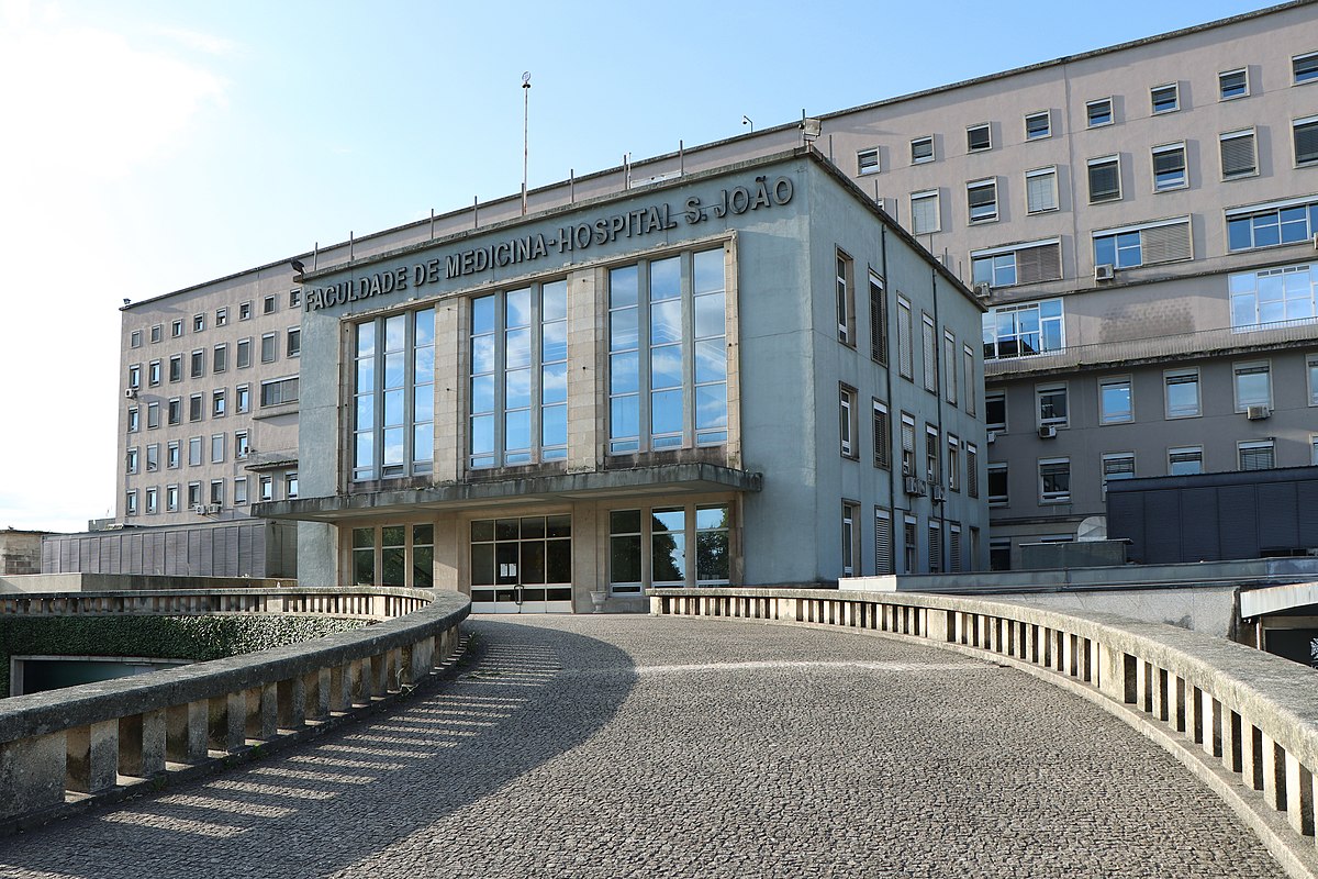 Faculdade de Medicina da Universidade do Porto. A educação é uma das vantagens do passaporte português.