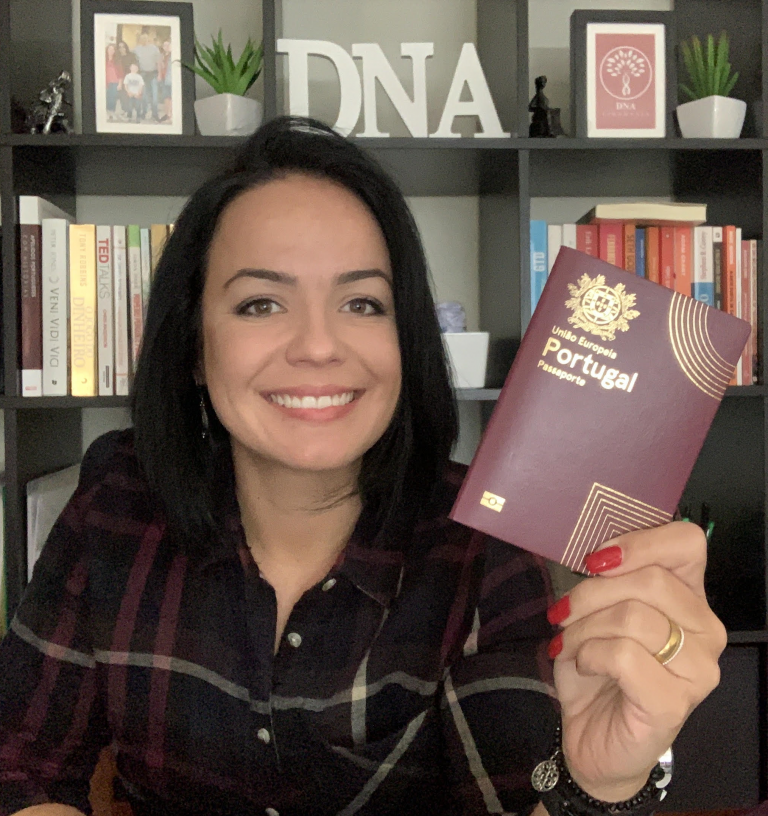 Passaporte vermelho, imagem de uma mulher segurando um passaporte vermelho