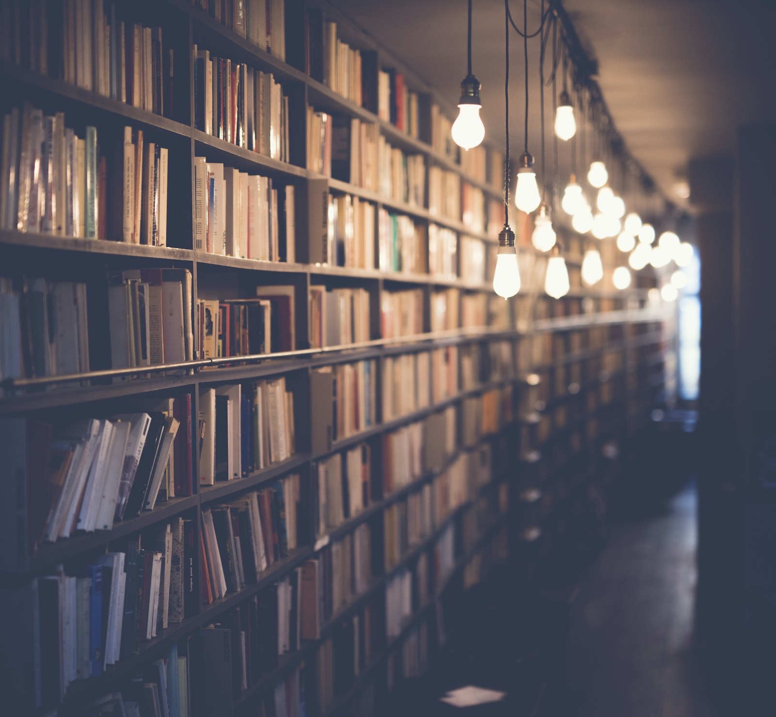 Corredor de biblioteca hist&oacute;rica com registros e livros antigos