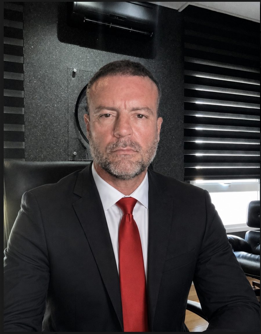 Dr. Rodrigo Maricato Lopes em seu escritório