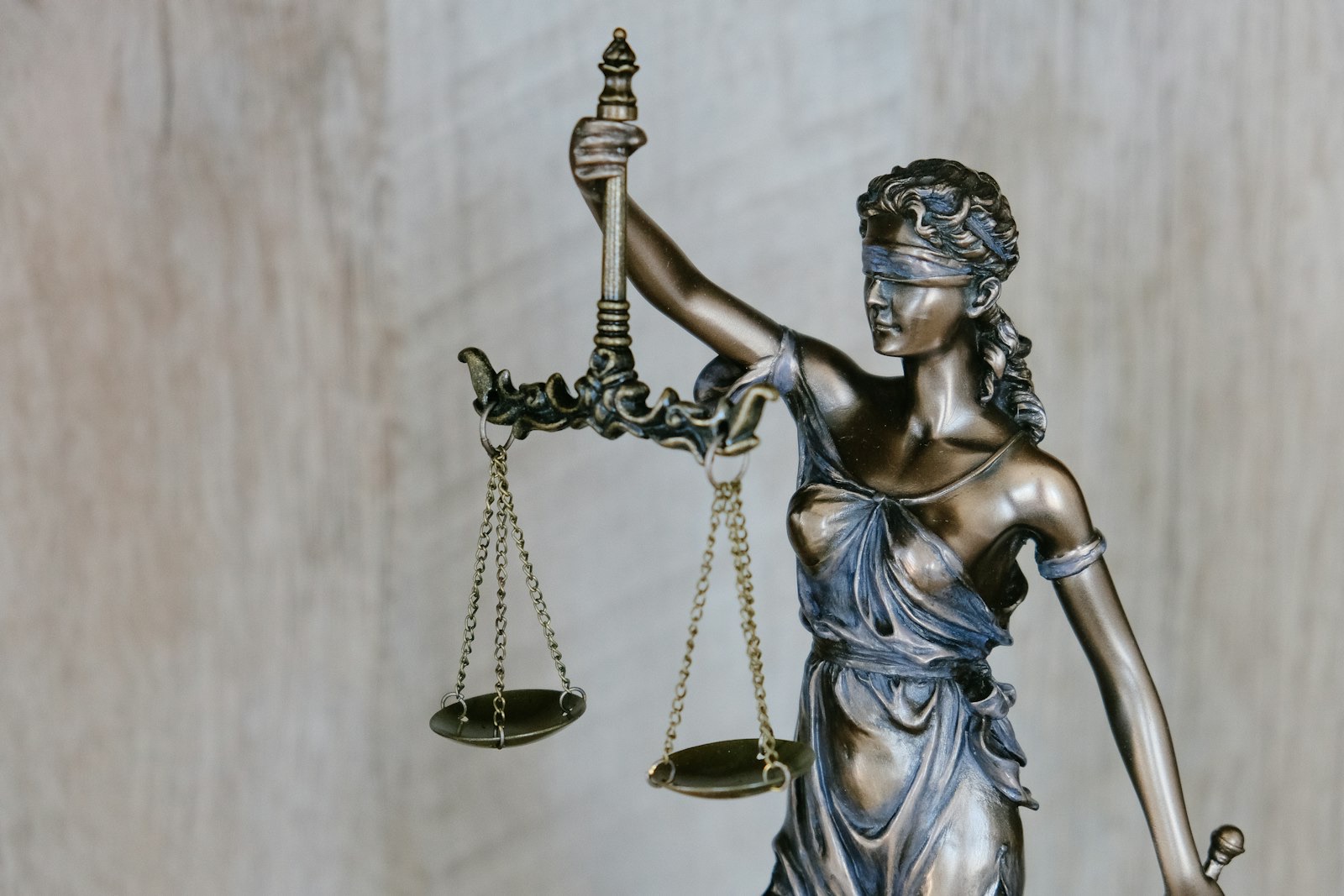 Est&aacute;tua da Justi&ccedil;a com a balan&ccedil;a, s&iacute;mbolo do Direito