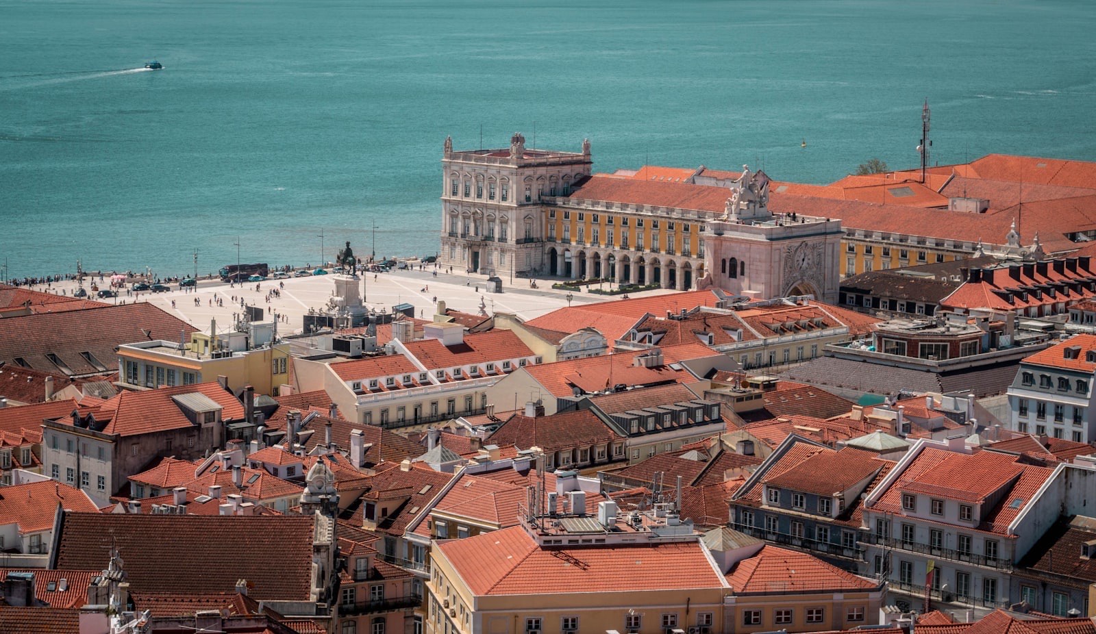 Vista a&eacute;rea da Pra&ccedil;a do Com&eacute;rcio e do casario de Lisboa junto ao Tejo
