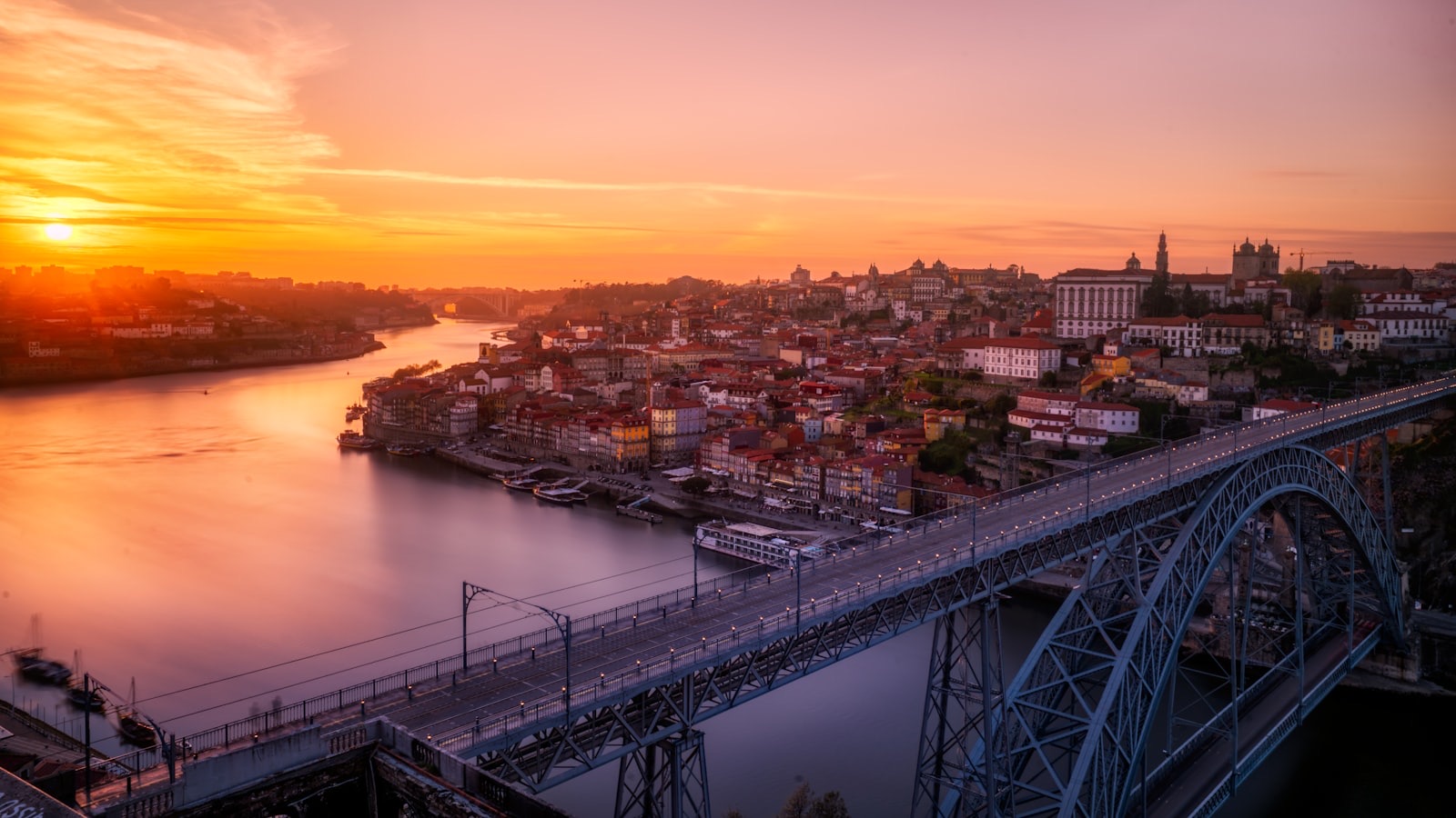 Ponte Dom Lu&iacute;s I sobre o Rio Douro ao p&ocirc;r do sol, no Porto, Portugal