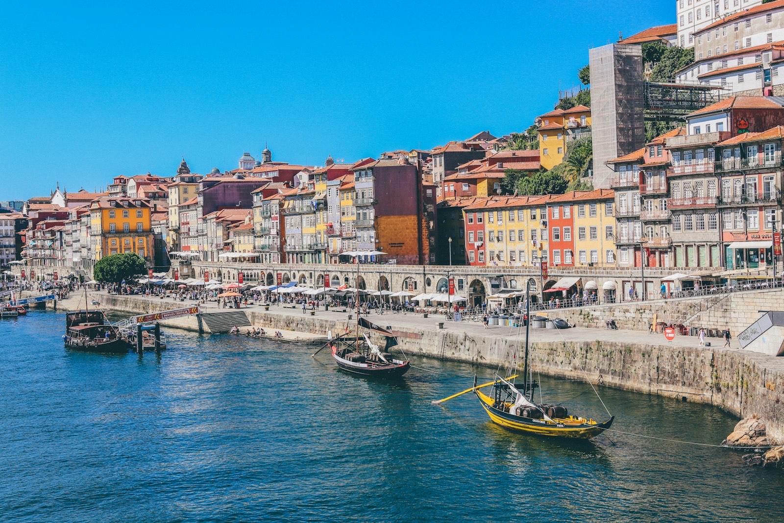 Casario colorido da Ribeira do Porto &agrave; beira do Rio Douro, com barcos rabelos