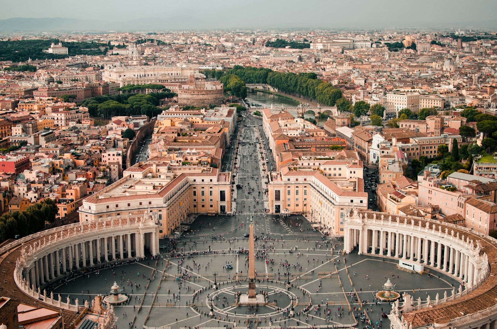 Pra&ccedil;a de S&atilde;o Pedro e a cidade de Roma vistas do alto da c&uacute;pula